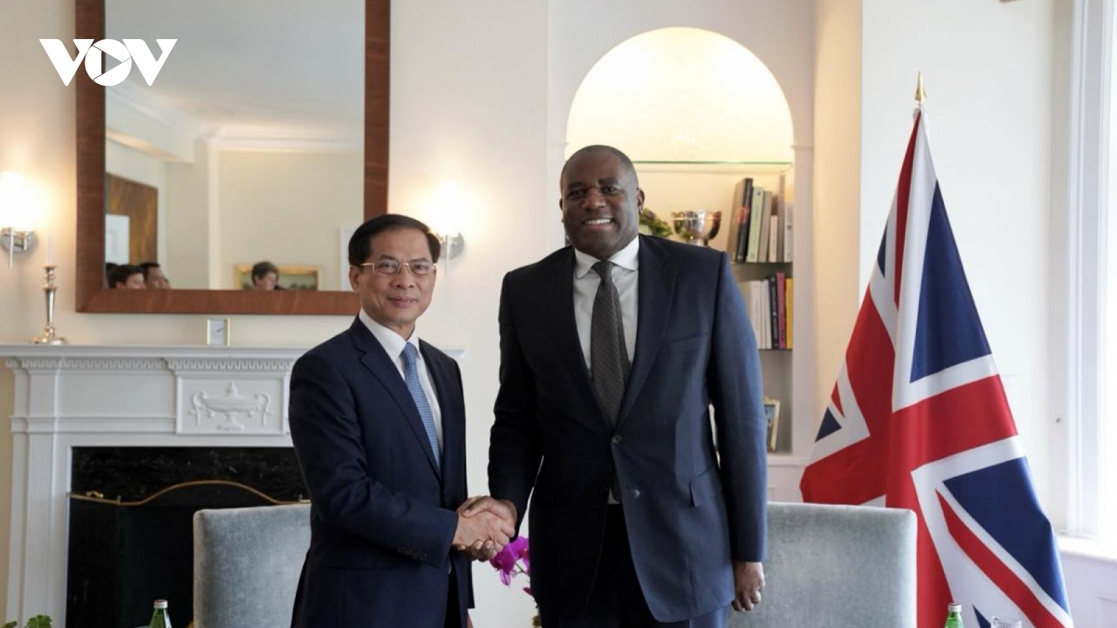 Vietnam promotes cooperation with UK, Algeria